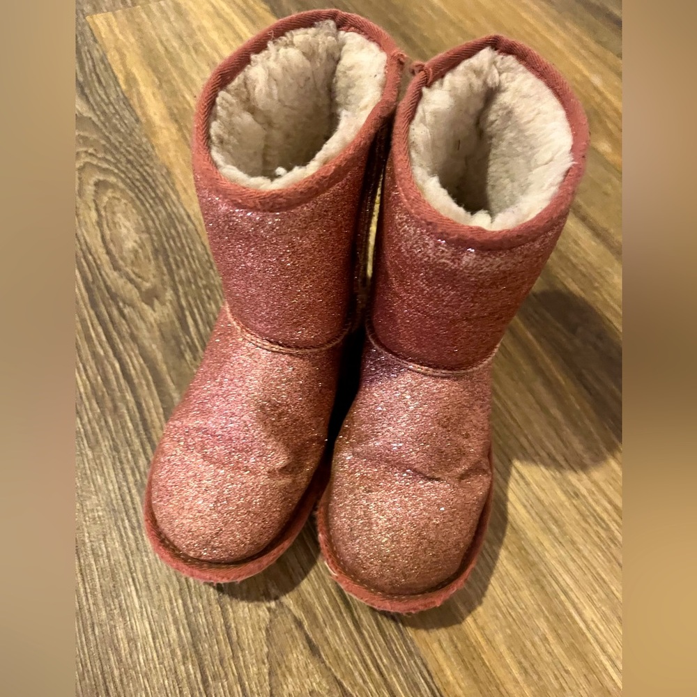 Beautiful kid pink uggs . Size 2. Good condition